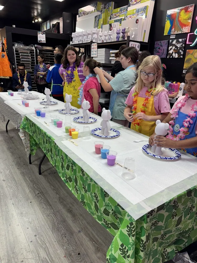 Fluid art bear making birthday party for kids in Johns Creek