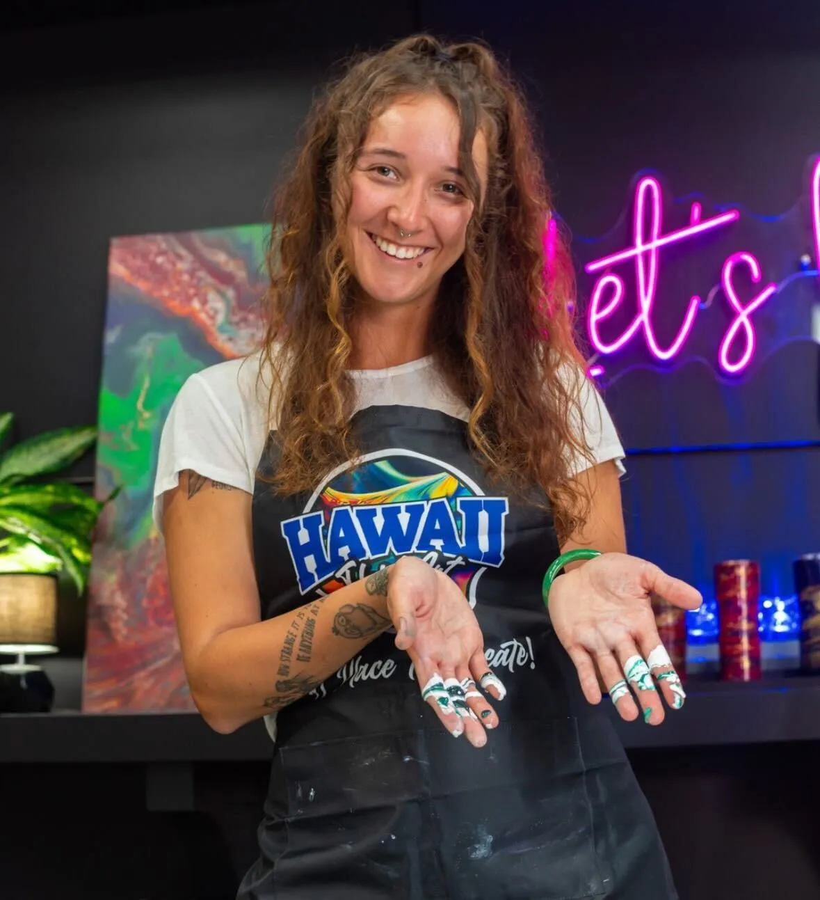 Couples displaying matching custom art pieces at Hawaii Fluid Art