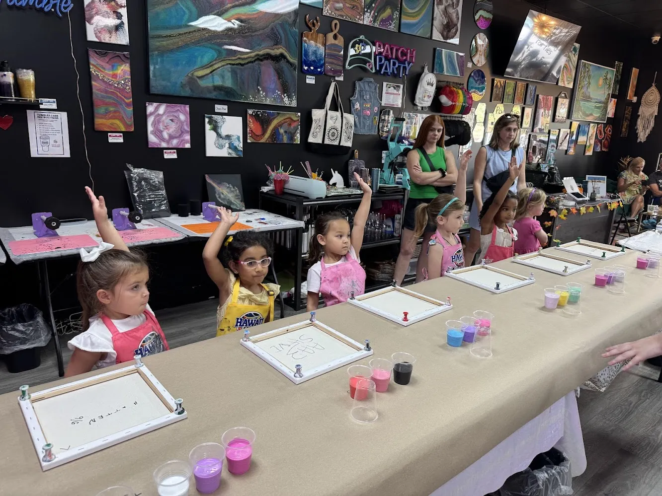 Students enjoying an educational art field trip at Hawaii Fluid Art in Johns Creek